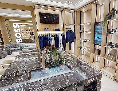 ʽ@ʾHUGO BOSSTُw򞣬ýwϢlϵy֘ƣָʾdigital signage