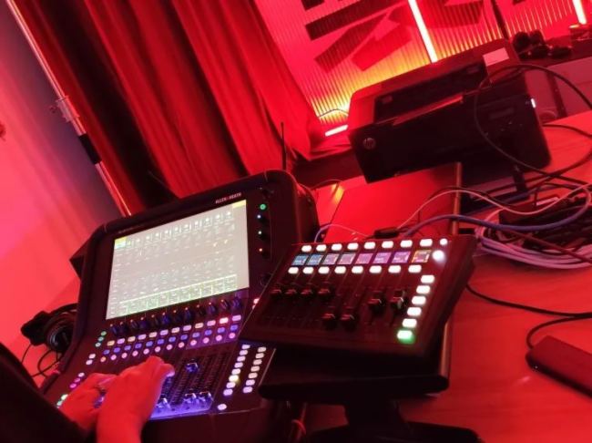 ~sǸAri Abdul㳪ĕAllen & Heath Avantis Solo@Gֱg